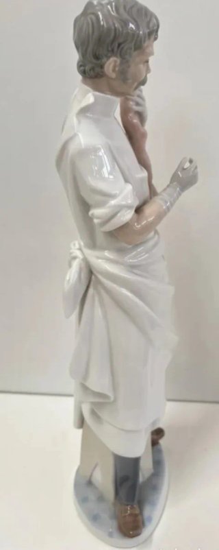 FIGURA LLADRO DE CERAMICA MEDICO CON NIÑO.
