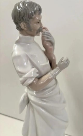 FIGURA LLADRO DE CERAMICA MEDICO CON NIÑO.