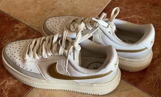Zapatillas Nike Blancas y Doradas