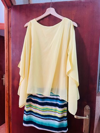 Vestido multicolor con capa amarilla