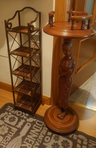 Lote Muebles: Estantería y Mesa Auxiliar