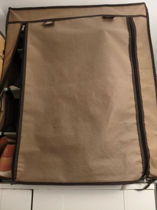 Zapatero de tela beige y marrón