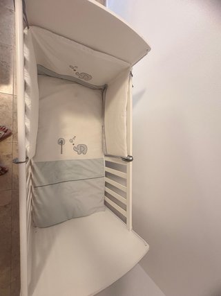 Cuna de madera blanca para bebé