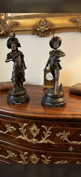 Figuras de bronce pareja de jugadores de tenis