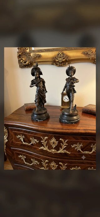 Figuras de bronce pareja de jugadores de tenis