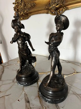Figuras de bronce pareja de jugadores de tenis