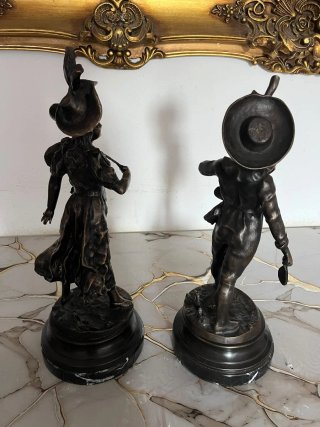 Figuras de bronce pareja de jugadores de tenis