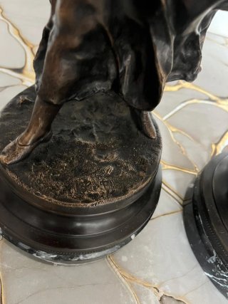 Figuras de bronce pareja de jugadores de tenis