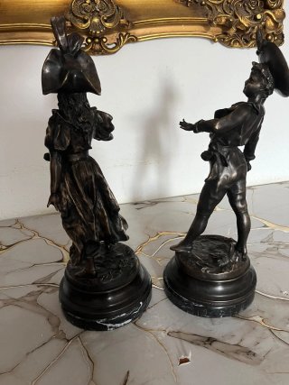Figuras de bronce pareja de jugadores de tenis