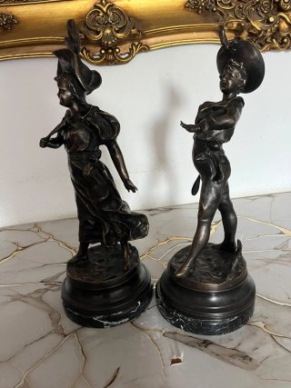 Figuras de bronce pareja de jugadores de tenis