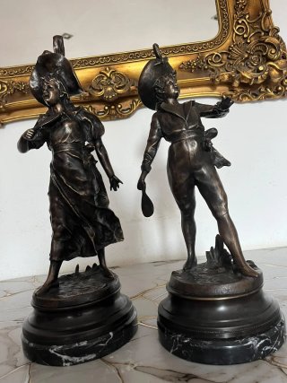 Figuras de bronce pareja de jugadores de tenis