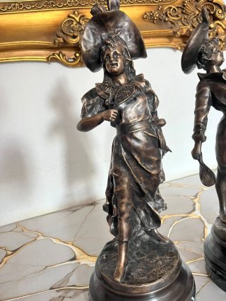 Figuras de bronce pareja de jugadores de tenis