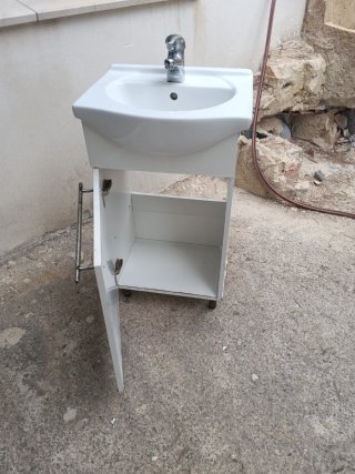 Mueble de baño con lavabo y grifo