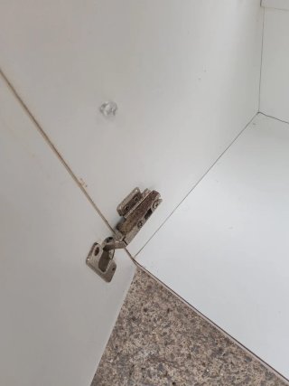 Mueble de baño con lavabo y grifo