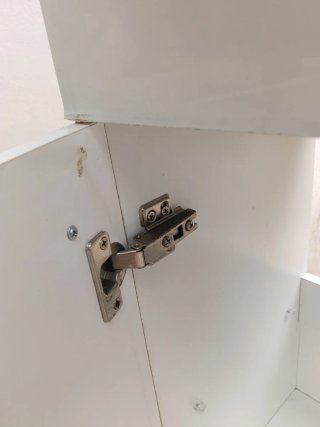 Mueble de baño con lavabo y grifo