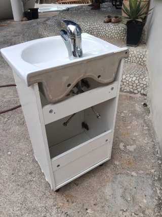 Mueble de baño con lavabo y grifo