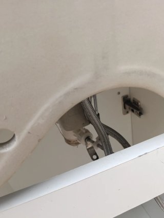Mueble de baño con lavabo y grifo