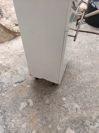 Mueble de baño con lavabo y grifo