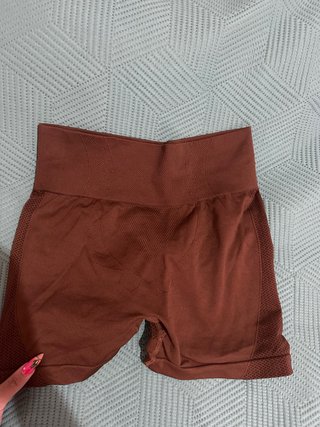 Pantalón corto deportivo marrón
