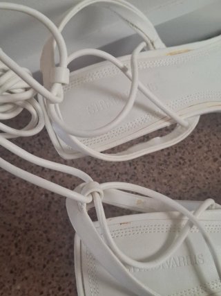 Sandalias de tacón romanas