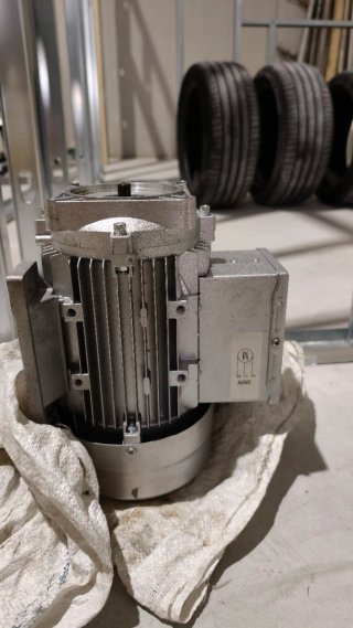 Motor trifásico elevador genérico