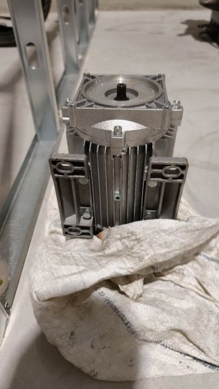 Motor trifásico elevador genérico