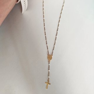 Collar Rosario Dorado con Dijes Blancos