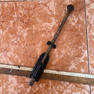 Cerradura antigua de metal pestillo forja