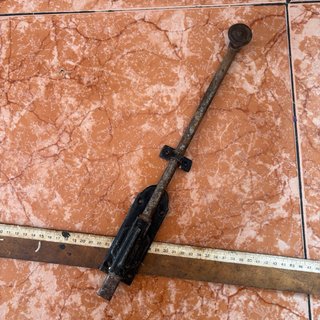 Cerradura antigua de metal pestillo forja