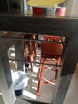 Mostrador alto de madera
