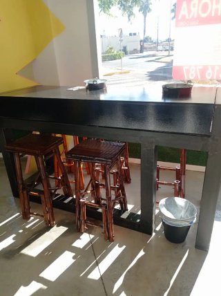 Mostrador alto de madera