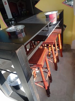 Mostrador alto de madera