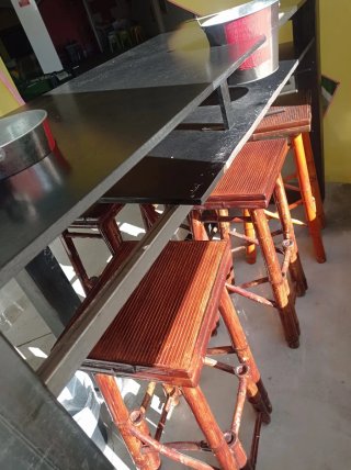 Mostrador alto de madera