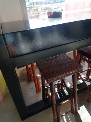 Mostrador alto de madera