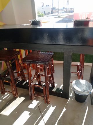 Mostrador alto de madera