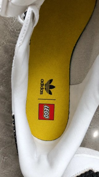 Zapatillas Adidas x Lego Blancas y Doradas