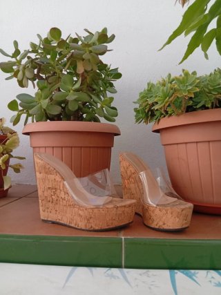 Sandalias de cuña transparentes y corcho