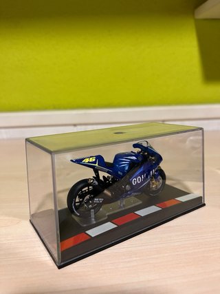 Miniatura 1/24 Yamaha YZR-M1 Valentino Rossi 2004
