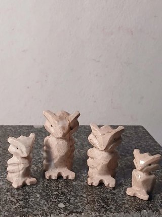 Piccola famiglia di gufi in pietra