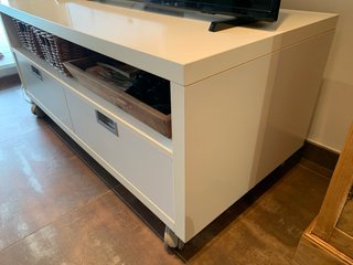 Mueble TV con ruedas
