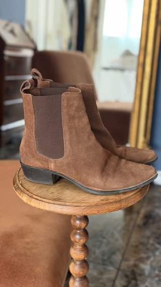 Botines estilo cowboy ante marrón