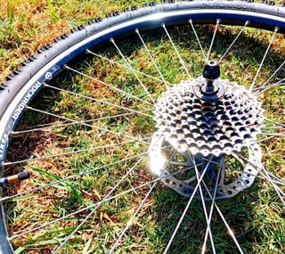 Rueda trasera completa bicicleta montaña de 26".