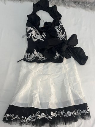 Falda blanca con bordado negro, talla 40/42