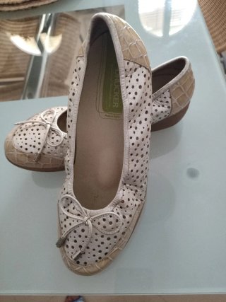 Sandalias Drucker doradas perforadas con plantilla