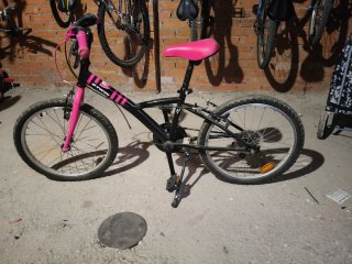 Bicicleta infantil rosa y negra