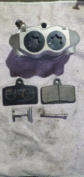 Pinza freno radial AJP monobloque 4 pistones