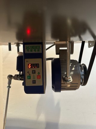 Máquina de coser Alfa 157 con mesa y motor nuevo