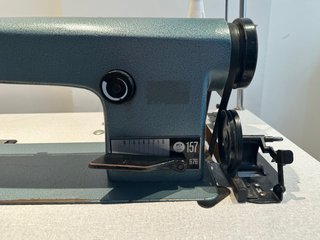 Máquina de coser Alfa 157 con mesa y motor nuevo