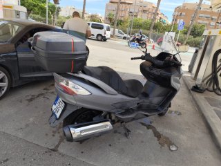 Suzuki Burgman Maxi Scooter Gris