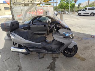 Suzuki Burgman Maxi Scooter Gris